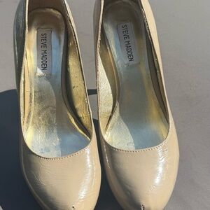 Steve Madden Beige Patent Leather Pumps